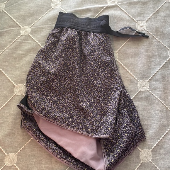 Lululemon reversible shorts size 8 - Picture 4 of 7